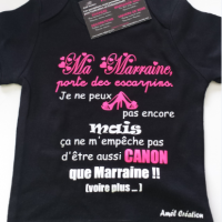 Ma marraine porte des escarpins noir rose flashy et blanc